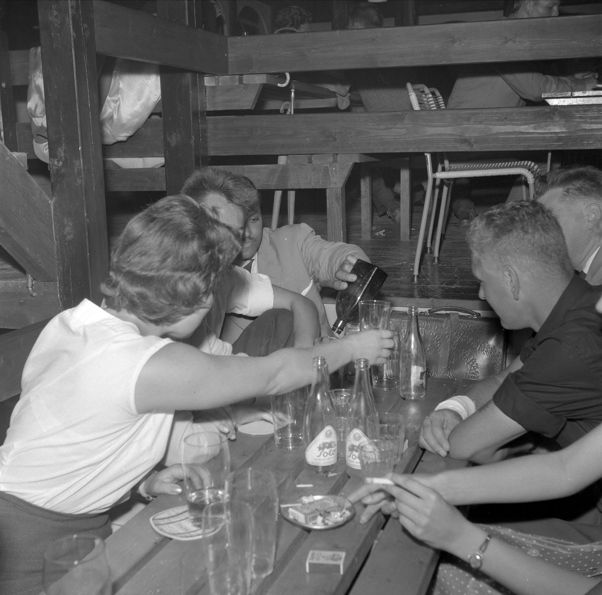 BÅSEN UNGDOMSRESTUARANT I HAMAR PARK, GJESTER/PUBLIKUM PETE BROWNS ORKESTER SPILTE, 15-8-1959, HISTORIEN OM RESTAURANT BÅSEN SE BOKA HAMAR PARK 125 ÅR AV RAGNAR ØDEGAARD S. 84-92. UTGITT 2004. 