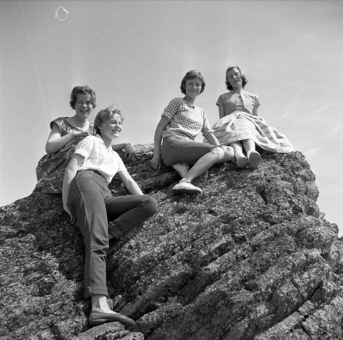 F. V. KARI HARBY, BERIT BAKKE, RØNNAUG BEKKEVOLD, MARIT SÆTREN, ELEVER VED HAMAR KATEDRALSKOLE PÅ DOMKIRKEODDEN, GEITERYGGEN, JUNI 1958. 