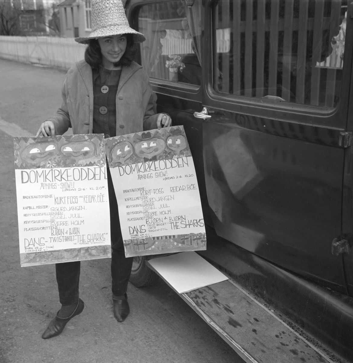 REIDUN EKEN. HUN FIKK I OPPDRAG Å TEGNE PLAKATEN TIL ÅPNINGSSHOWET 2-6-1962. PLAKAT "DOMKIRKEODDEN, ÅPNINGSHOW MED KURT FOSS, REIDAR BØE, SIGURD JANSEN, SVERRE HOLM, BJØRN&BJØRN, THE SHARKS"