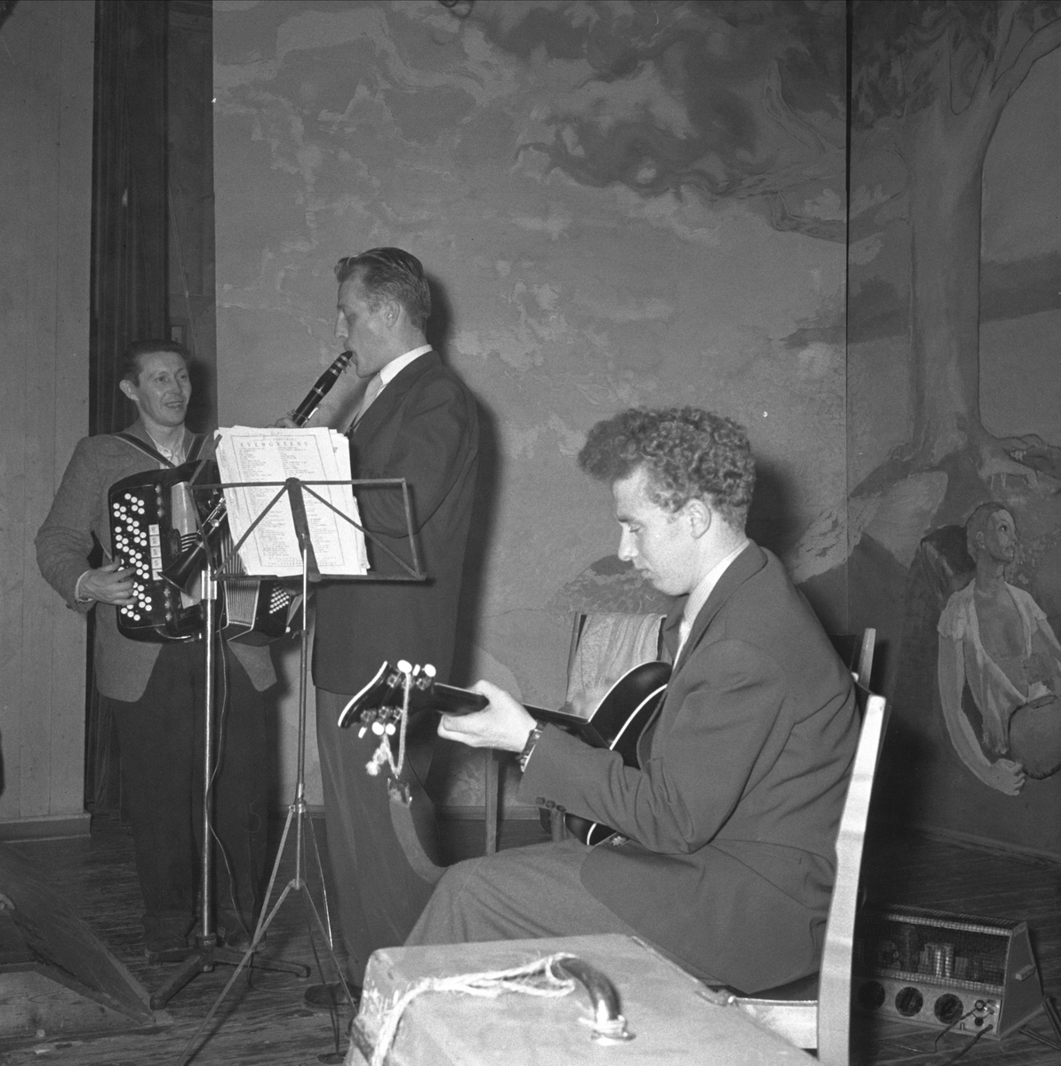 BØNDERNES HUS, LØTEN, FEST, DANS. "Stensbys Trio" med Per Stensby, trekkspill, Arne Bårdseng, klarinett og Odd Reiten, gitar.