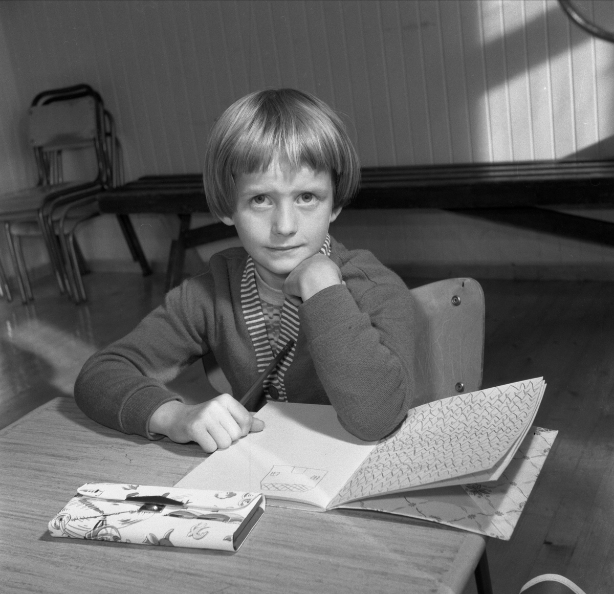 LUND SKOLE, ELEVER I FØRSTEKLASSE 28-8-1961. BERIT BRONKEBAKKEN. SRIVEBOK, PENAL. SE BOKA PÅ ET HUNDREDELS SEKUND, LØTEN OG OMEGN 1957-1964 I ORD OG BILDERAV HELGE REISTAD S. 163. 