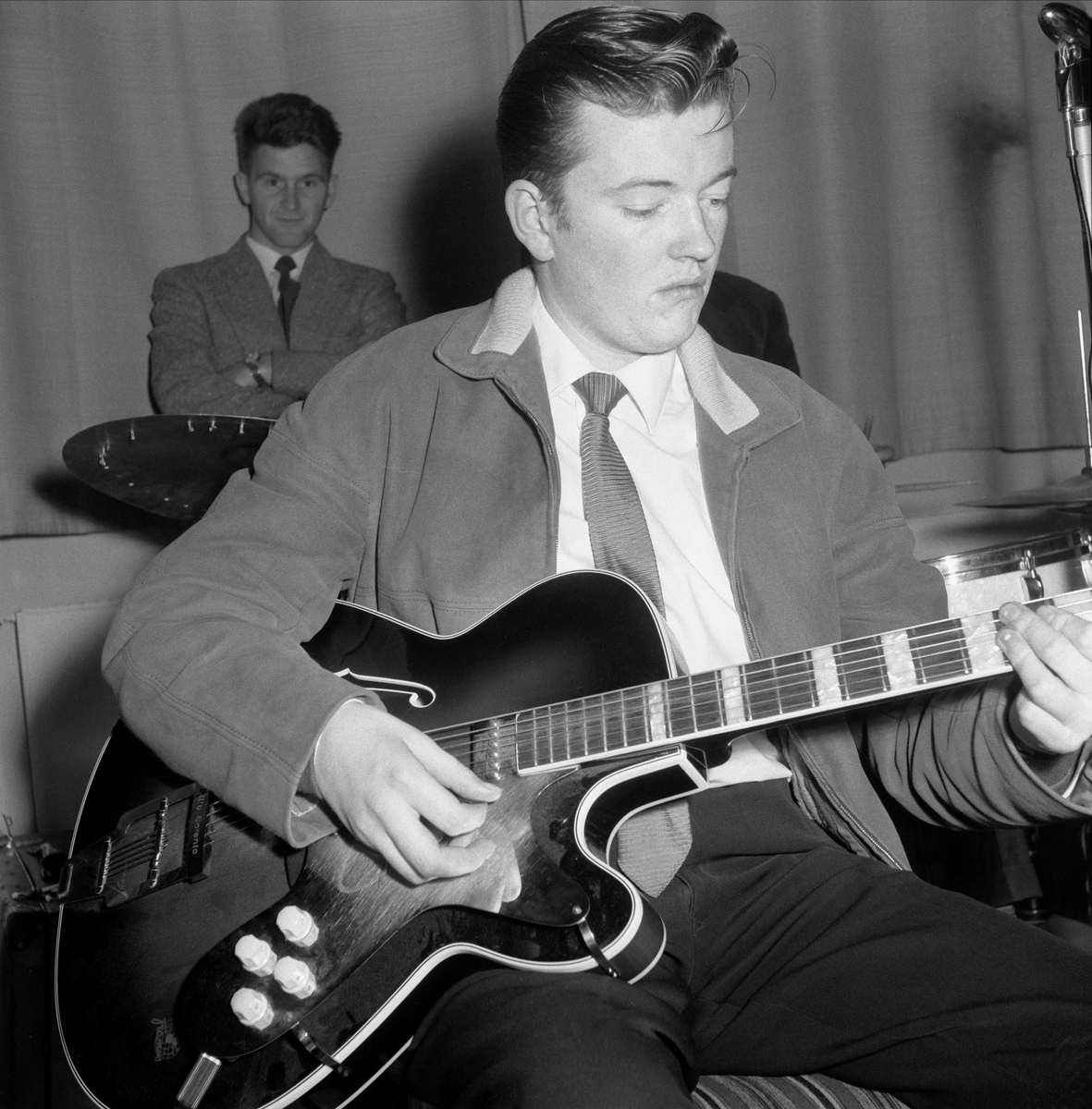 GRAND HOTELL, HAMAR, FRA GUNNARS KRO, JAZZ TOWN. DANSEMUSIKK. GITARIST KNUT ØVRE, LØTEN. 