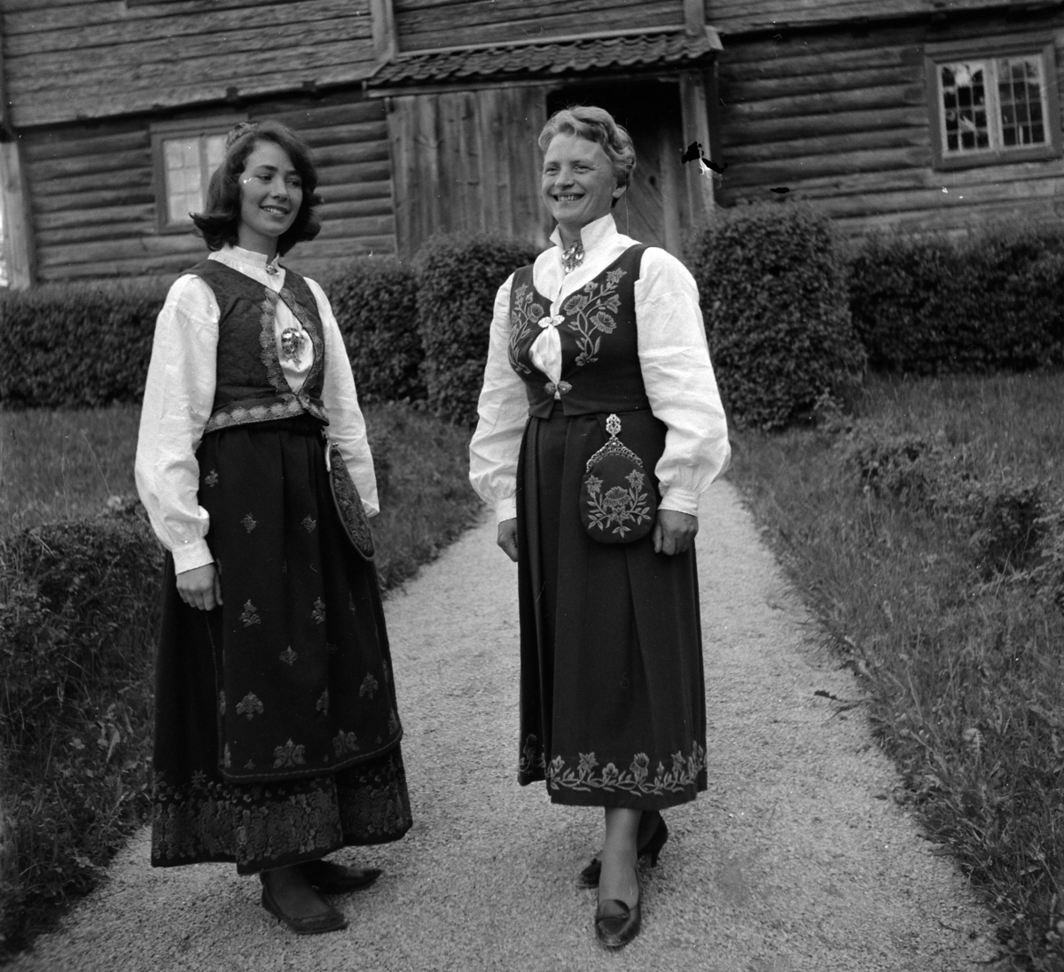 REIDUN EKEN OG RUTH REISTAD? I BUNAD UTENFOR SKØYENBYGNINGEN PÅ HEDMARKSMUSEET. 