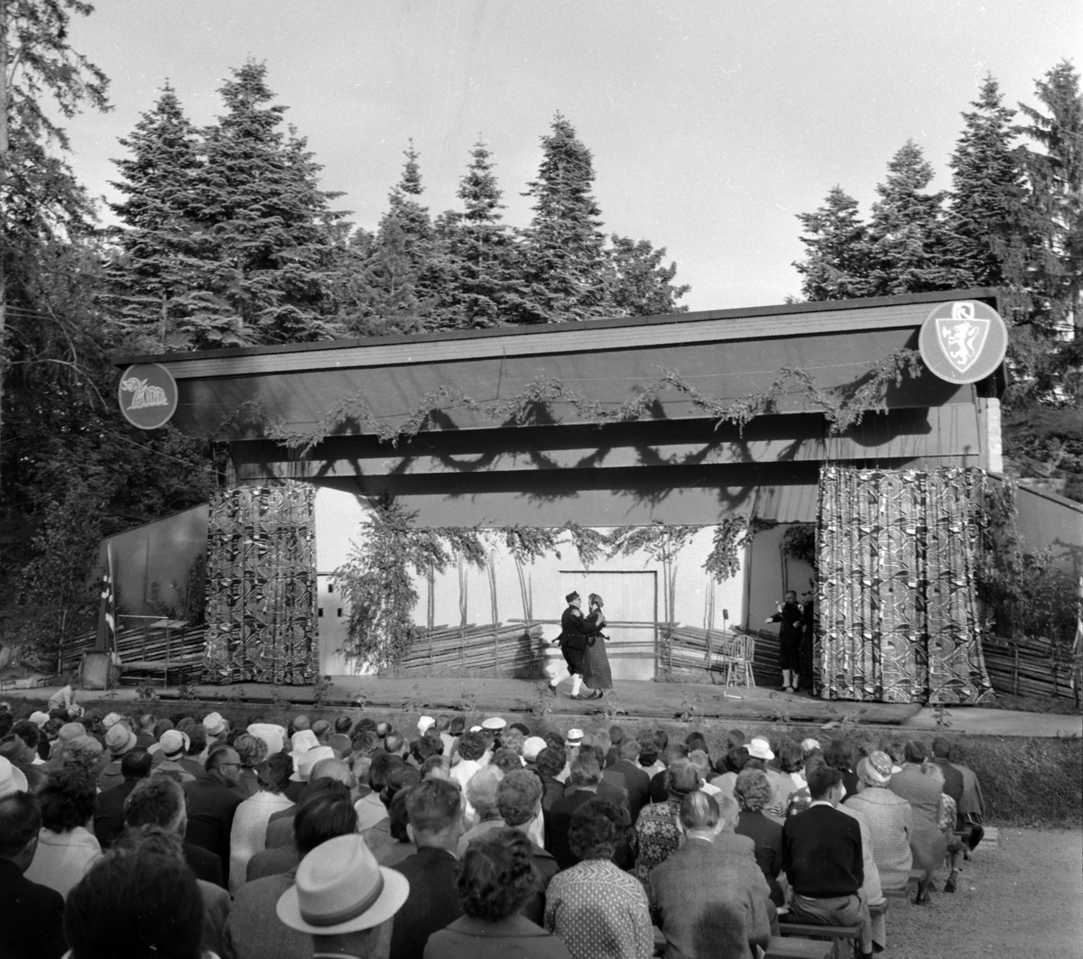 HEDMARKSMUSEET, DOMKIRKEODDEN, UTFLYTTERSTEVNET?, UNDERHOLDNING PÅ UTESCENA, UKJENTE DANSER. 
