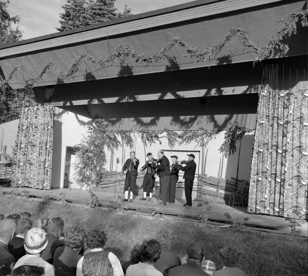 HEDMARKSMUSEET, DOMKIRKEODDEN, UTFLYTTERSTEVNET?, UNDERHOLDNING PÅ UTESCENA, UKJENTE FOLKEMUSIKERE. 