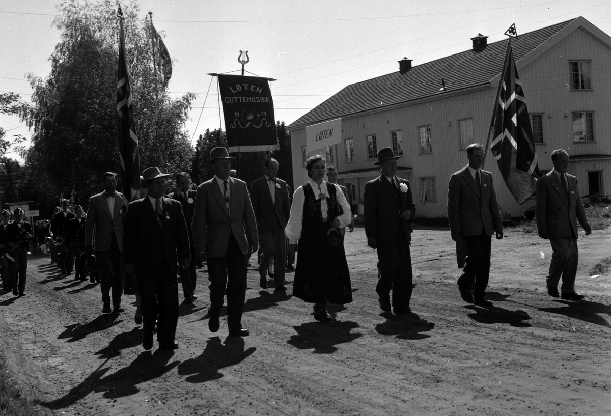 GUTTEMUSIKKSTEVNE I LØTEN 1957. MARSJERING I LØTEN SENTRUM, FANE " LØTEN GUTTEMUSIKK"