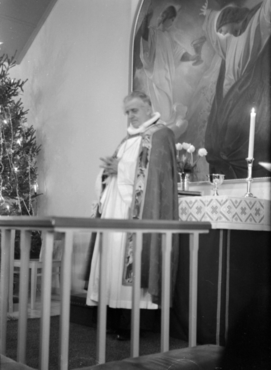 SOLLY INTERIMKIRKE, INNVIET I JANUAR 1958 AV BISKOP KRISTIAN SCHJELDRUP. ALTERTAVLEN HANG TIDLIGERE I HAMAR DOMKIRKE