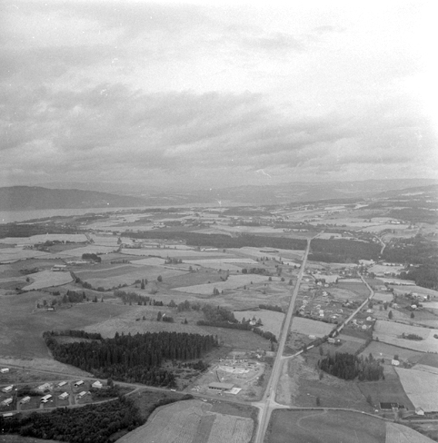 Flyfoto. Furnes. foto over E6 sørfra, Olrud Auto Rast senteret under bygging.