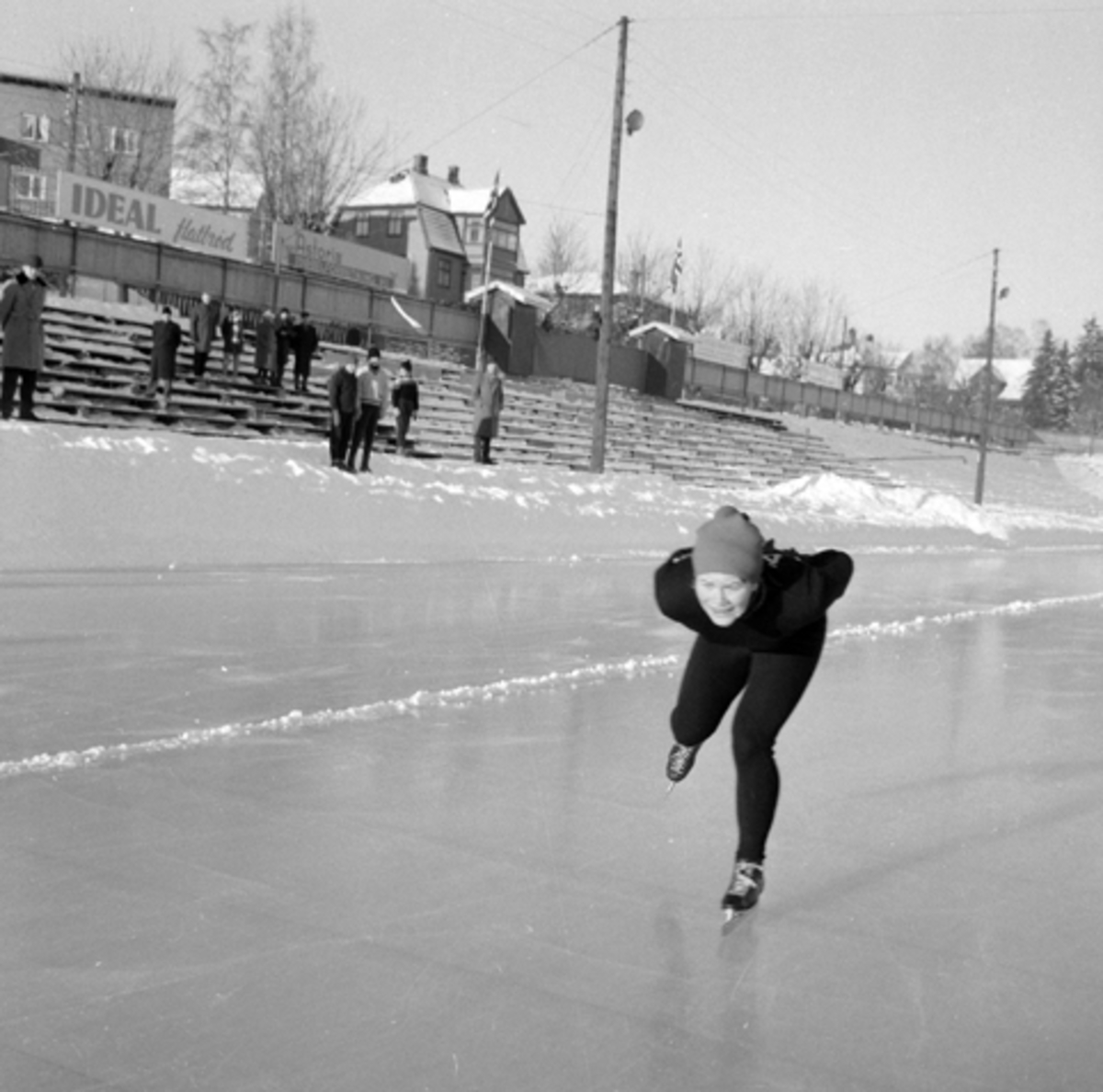 Aud Groven, Våg, skøyter. Hamar stadion.