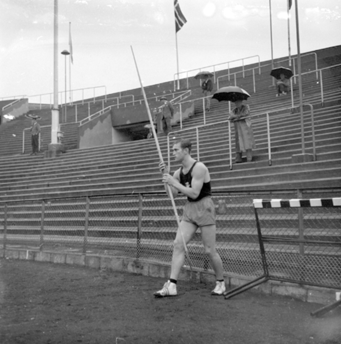 Willy Rasmussen, Tjalve,spydkaster.