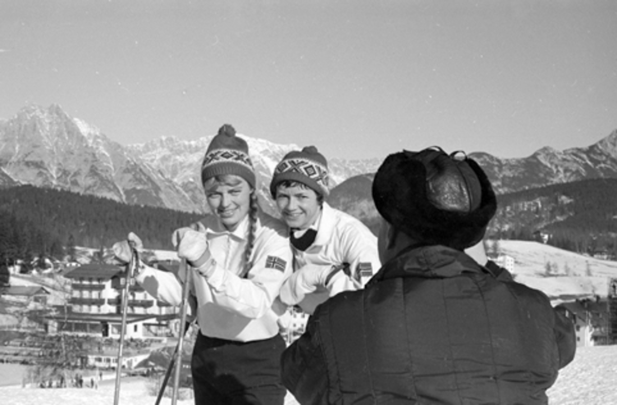 Ingrid Wigernæs (til høyre) og Babben Enger (til venstre), ski, langrenn.