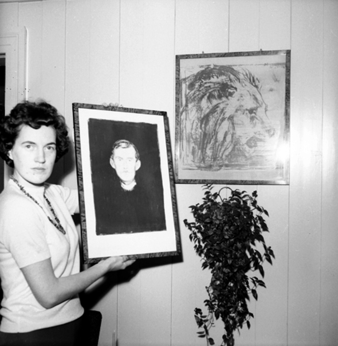 Kvinne med Edvard Munchs selvportrett, litografi. Ingeborg Spikkerud med selvportrett av Munch som han forærte til Aksel Thingstad. Kulltegning av løve tegnet 30/9-1882.