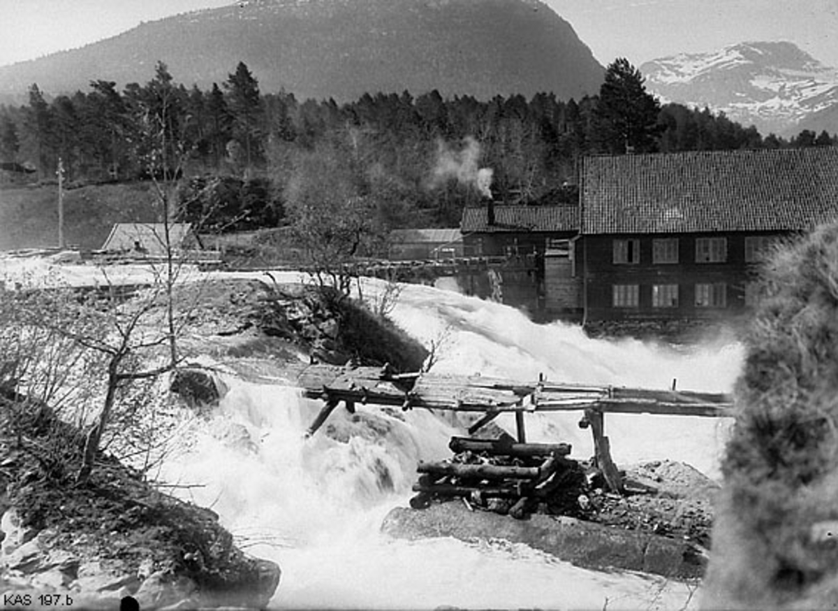 Foss, elv, sagbruk, strømbrytere