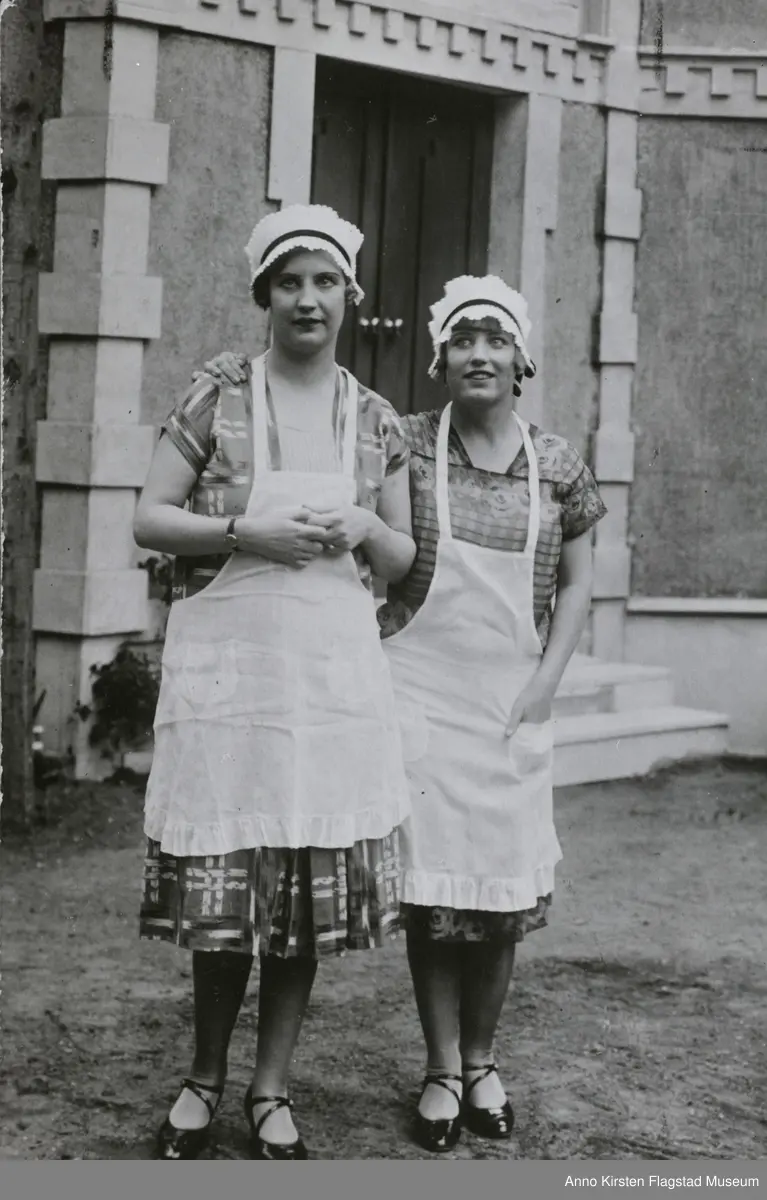 Rollebilde. Kirsten Flagstad som Julia de Weert i Fetteren fra Batavia, operette av Eduard Künnecke. Friluftsteatret på Bygdøy. Rolledebot 4. juni 1926. Karen Marie Flagstad som Hanna de Weert. Role photo. Kirsten Flagstad as Julia de Weert in Der Vetter aus Dingsda, operetta by Eduard Künnecke. The Open Air Theatre at Bygdøy, Oslo. Role debut 4 June 1926. Karen Marie Flagstad as Hanna de Weert. 
