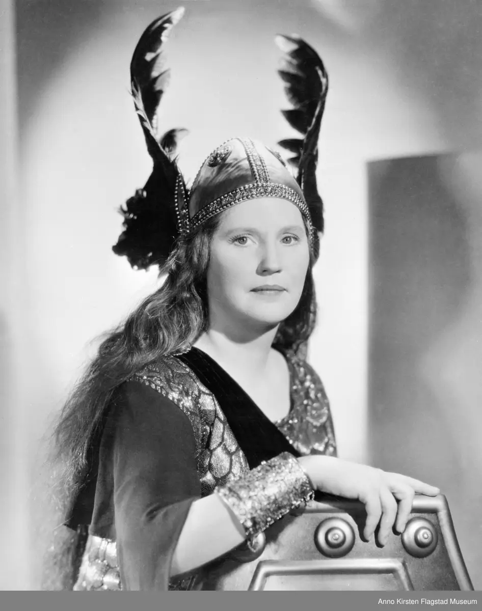Rollebilde. Kirsten Flagstad som Brünnhilde i Valkyrien i filmen Big Broadcast 1938, produsert av Paramount Pictures, Hollywood 1937. Role photo. Kirsten Flagstad as Brünnhilde in Die Walküre in the movie Big Broadcast 1938, produced by Paramount Pictures, Hollywood 1937. 