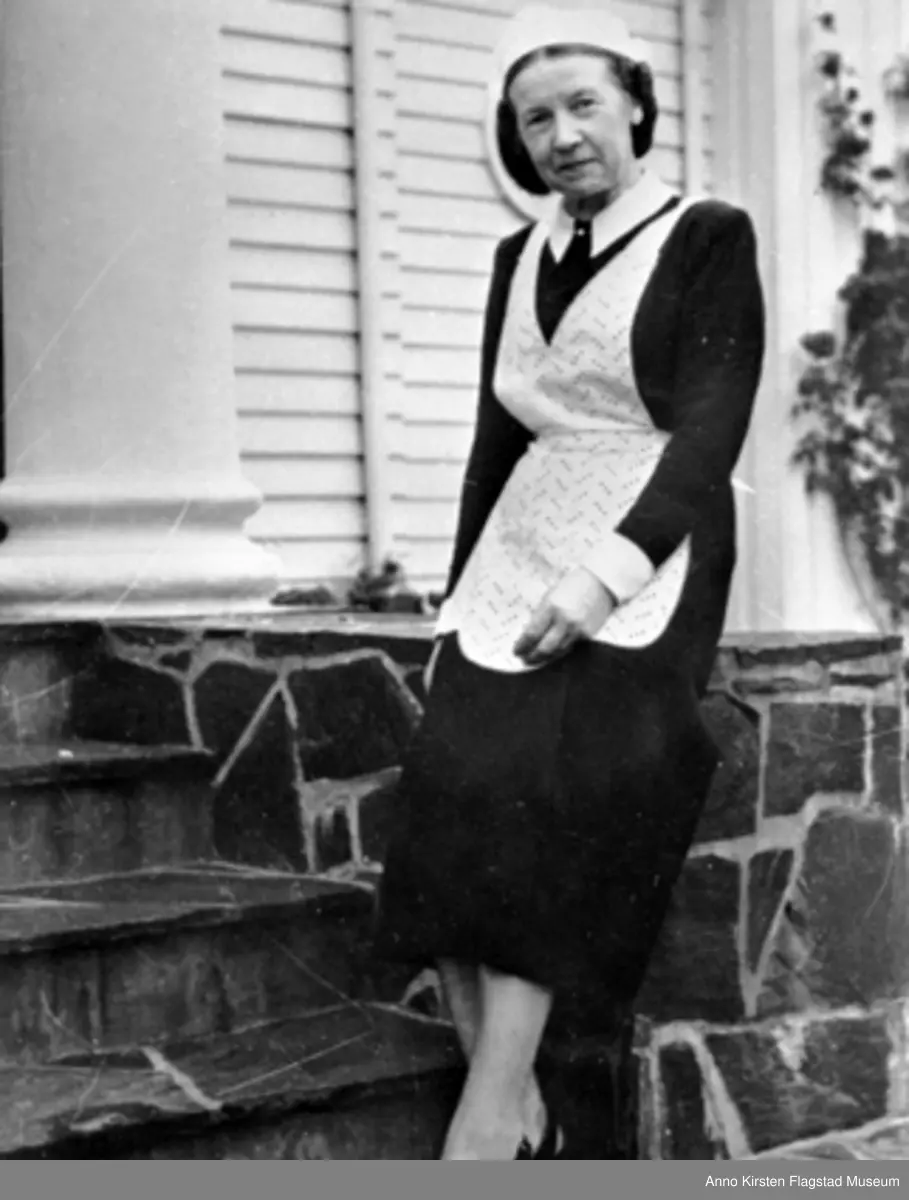 Kirsten Flagstads husholderske Beret Stabben på Amalienborg, Kristiansand 1954. Kirsten Flagstad's housekeeper Beret Stabben at Amalienborg, Kristiansand 1954. 