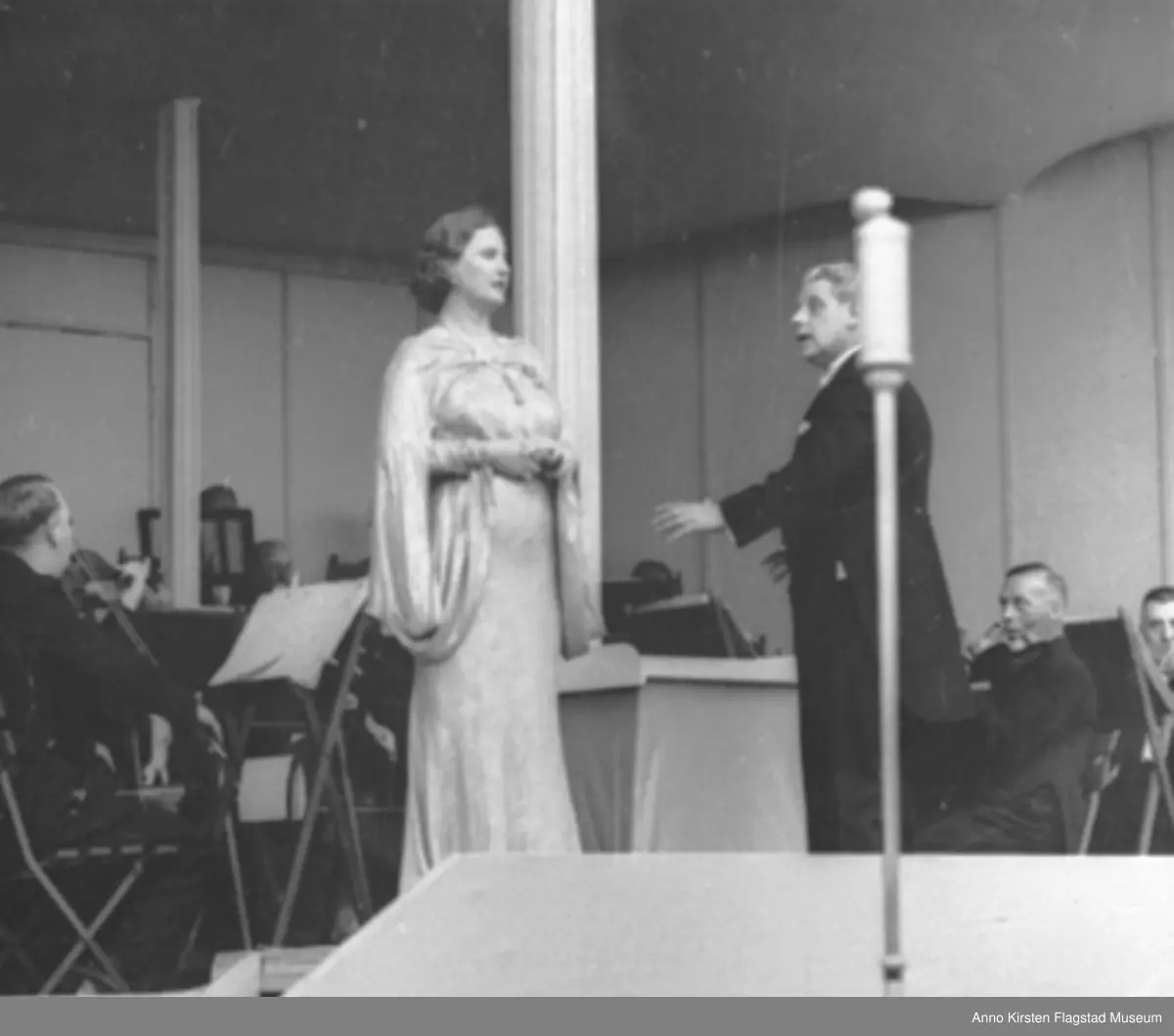 Kirsten Flagstad ved friluftskonserten på Frogner Stadion, Oslo 7. juli 1937. Dirigent Ole Flagstad. Konserten samlet 15 000 tilhørere. Kirsten Flagstad at the open air concert at Frogner Stadion, Oslo 7 July 1937. Conductor Ole Flagstad. Audience of 15 000. 