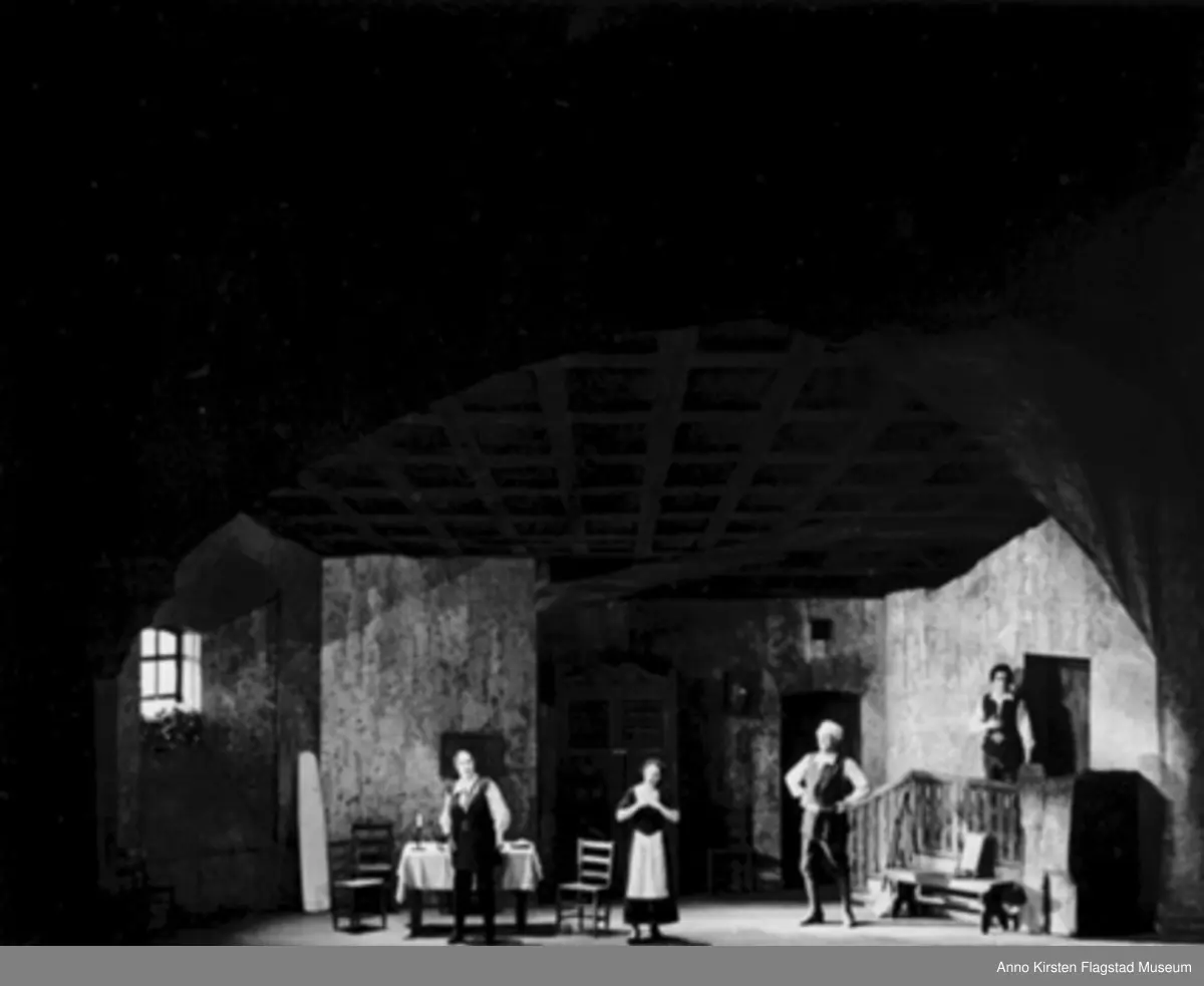 Kirsten Flagstad under en prøve før oppføring av Fidelio, opera av Ludwig van Beethoven, ved Metropolitan Opera, New York februar 1951. Kirsten Flagstad som Leonore. Kirsten Flagstad at a rehearsel before a performance of Fidelio, opera by Ludwig van Beethoven, at Metropolitan Opera, New York February 1951. Kirsten Flagstad as Leonore. 