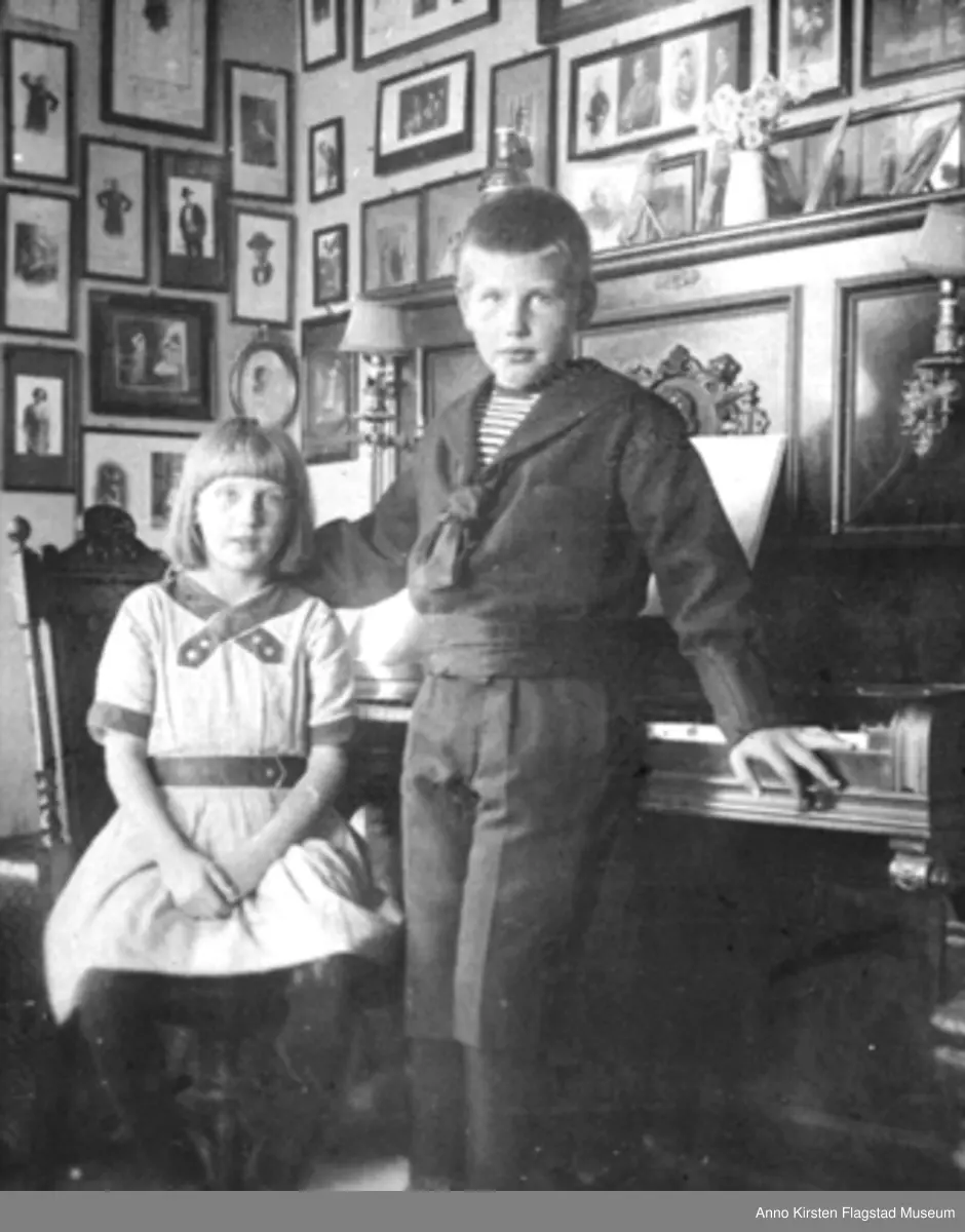 Karen Marie Flagstad og Lasse Flagstad foran pianoet hjemme i "Villa Furua" på Vinderen, Oslo 1910/1911. Karen Marie Flagstad and Lasse Flagstad in front of the piano at "Villa Furua" at Vinderen, Oslo 1910/1911. 