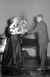 Kirsten Flagstad mottar blomster av vaktmester Bred Johansen