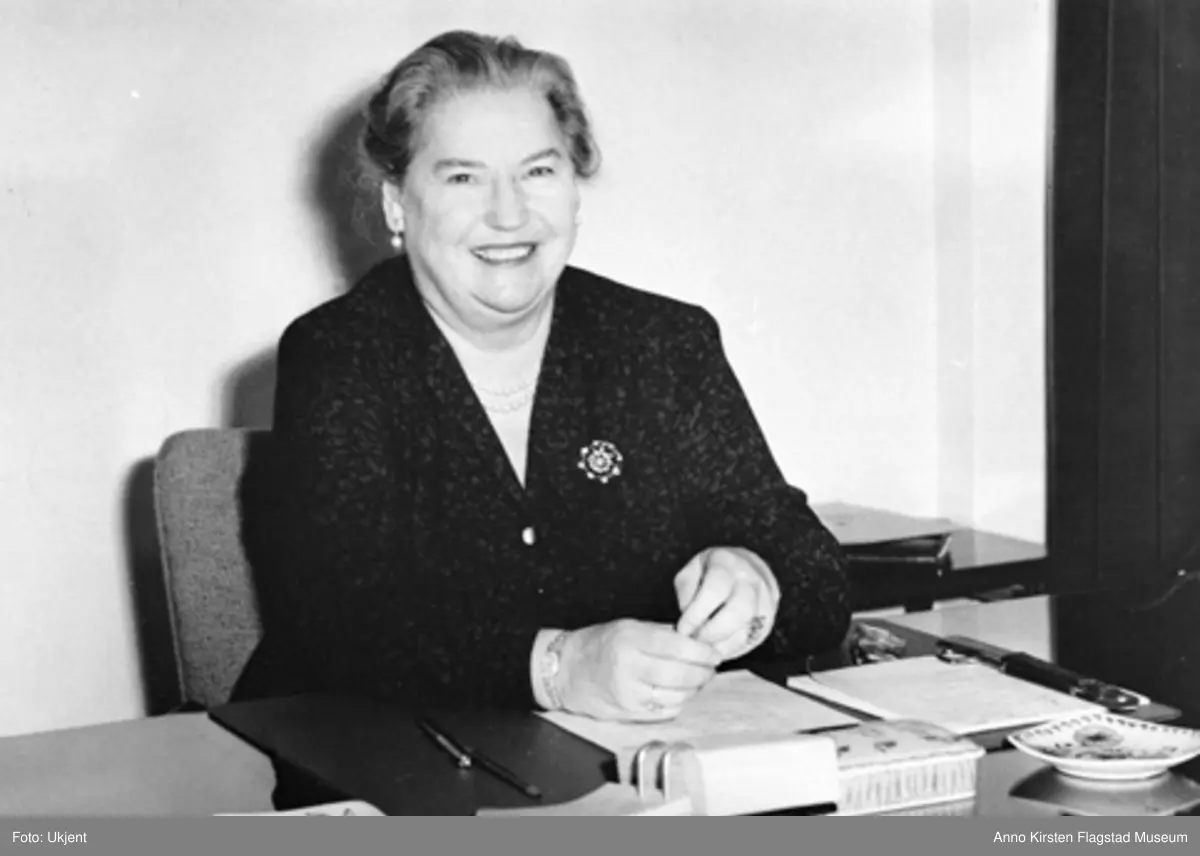 Kirsten Flagstad som operasjef ved sitt skrivebord i Den norske Opera & Ballett 1959. Opera Director Kirsten Flagstad at her desk at The Norwegian Opera & Ballet 1959. 