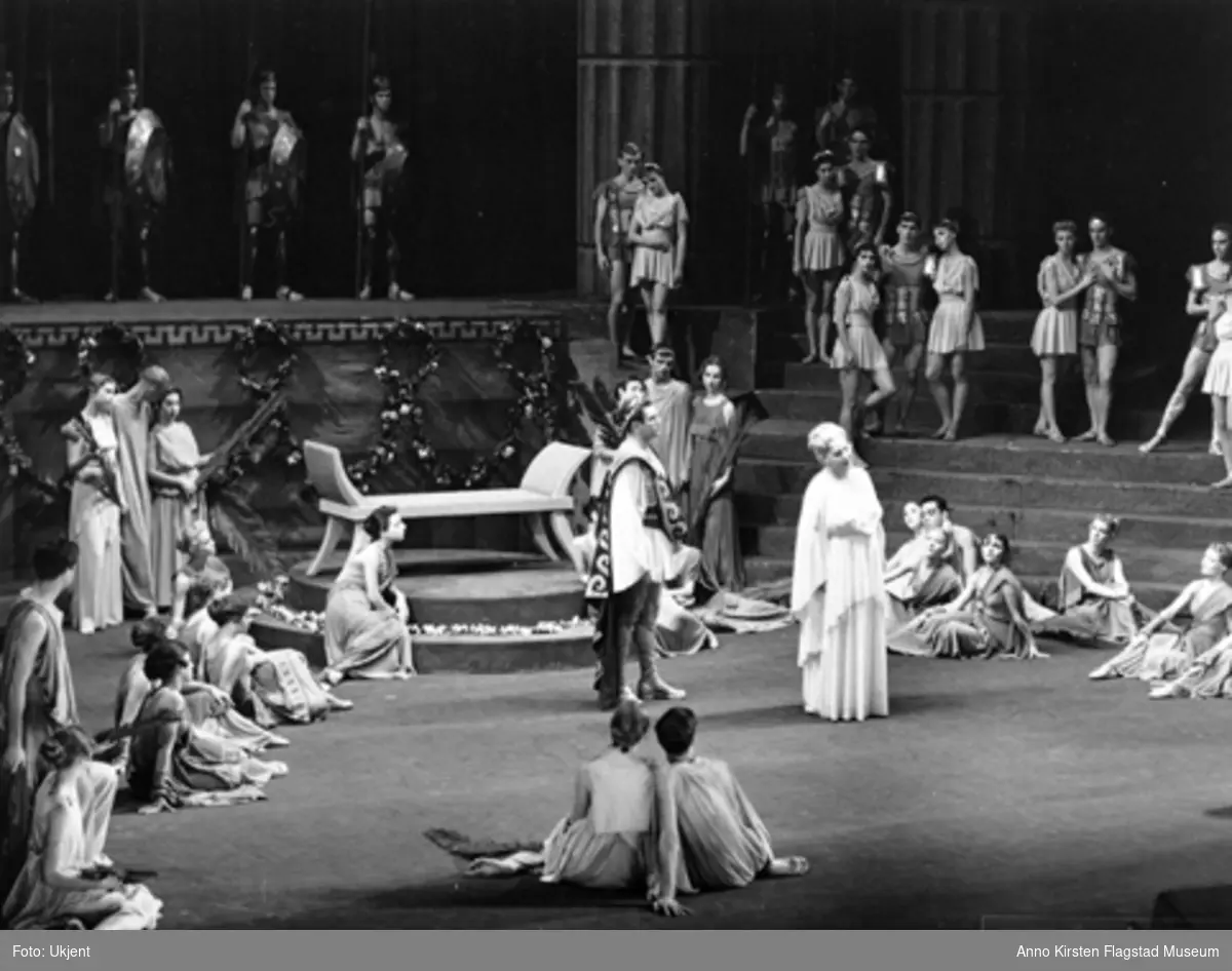 Rollebilde. Kirsten Flagstad i hennes avskjedsforestilling ved Metropolitan Opera, New York 1. april 1952 som Alceste i Alceste, opera av Chr. Willibald Gluck. Role photo. Kirsten Flagstad in her last performance as Alceste in Alceste, opera by Chr. Willibald Gluck, at Metropolitan Opera, New York 1 April 1952. 
