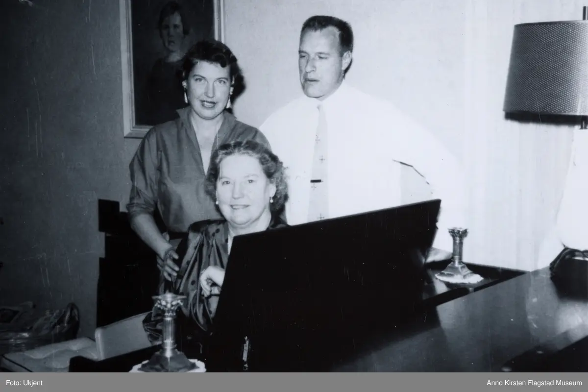 Kirsten Flagstad med sin datter Else Marie og sin svigersønn Arthur Dusenberry Phoenix, USA 1954. Kirsten Flagstad with her daughter Else Marie and her son-in-law Arthur Dusenberry Phoenix, USA 1954. 