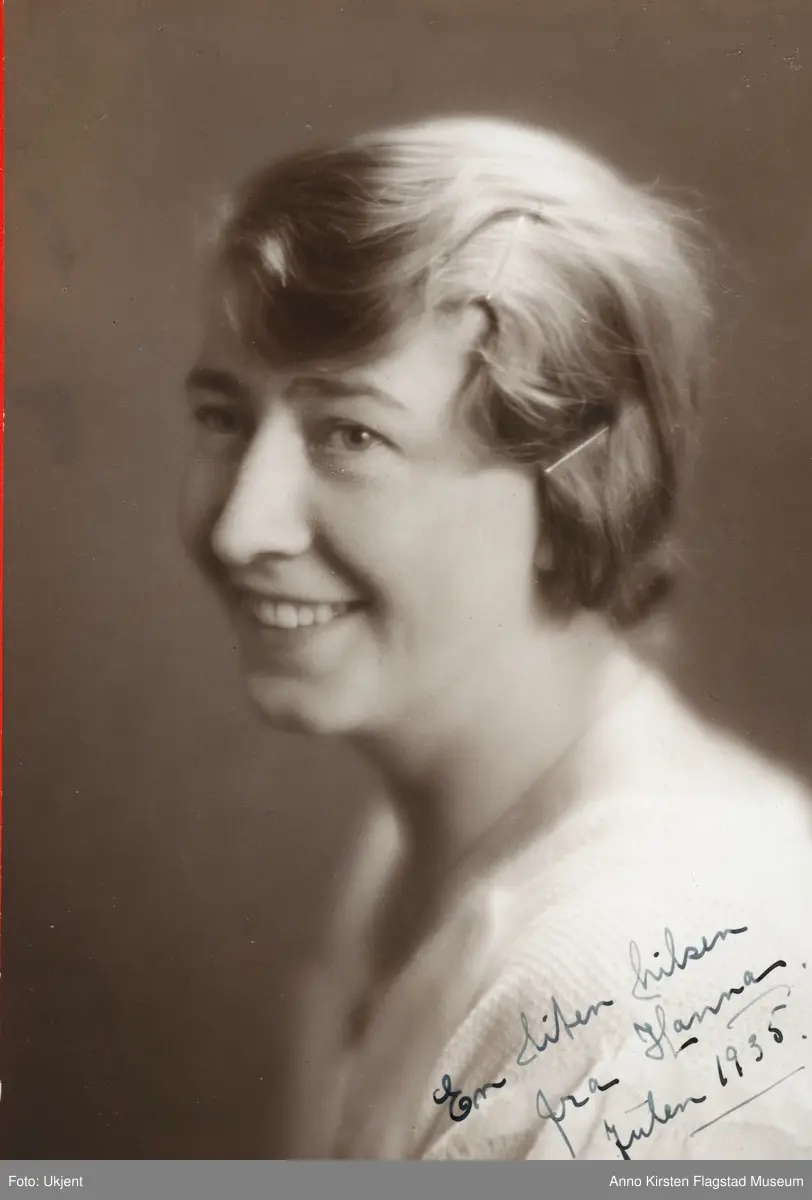 Hanna Stake. Kirsten Flagstads husholderske. Portrett 1935. "En liten hilsen fra Hanna. Julen 1935". Hanna Stake. Kirsten Flagstad's housekeeper. Portrait 1935. "En liten hilsen fra Hanna. Julen 1935". 