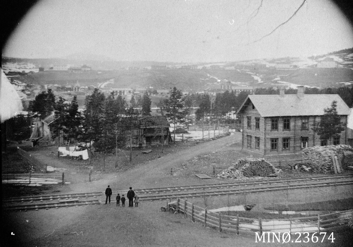 Tolga stasjon. Huset til høyre er A. Thomasgaards forretning. Huset inne mellom furuene ble kalt for Kolstadstallen. 