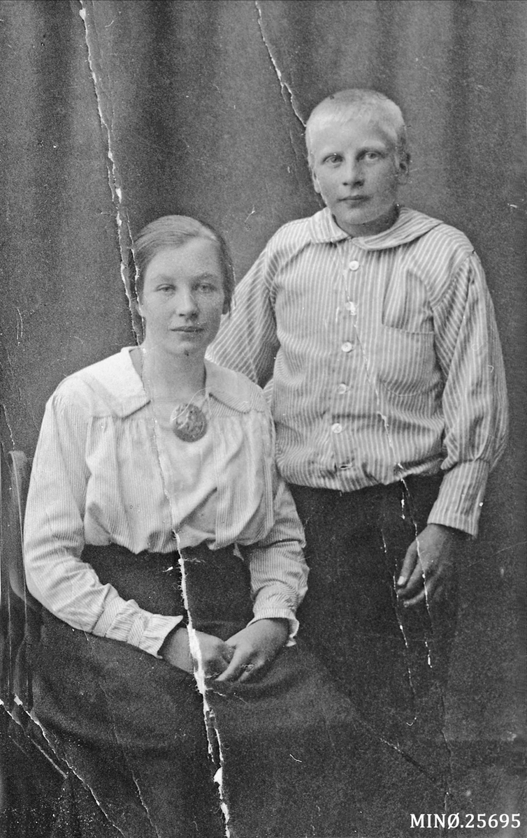 Søsken fra Klokkervangen. Eilif f. 1906, og Magnhild f. 1898