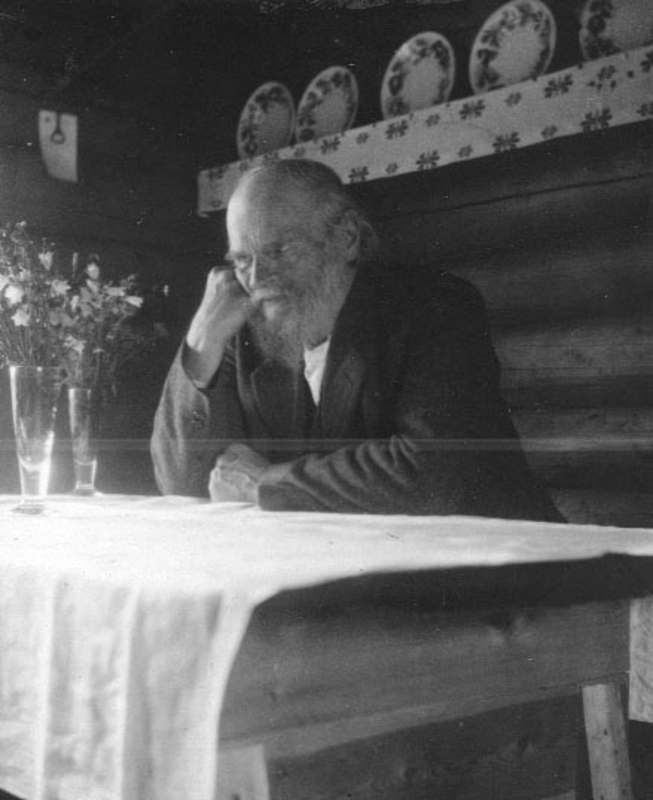 Jacob B. Bull i hytta ved Sølensjøen.