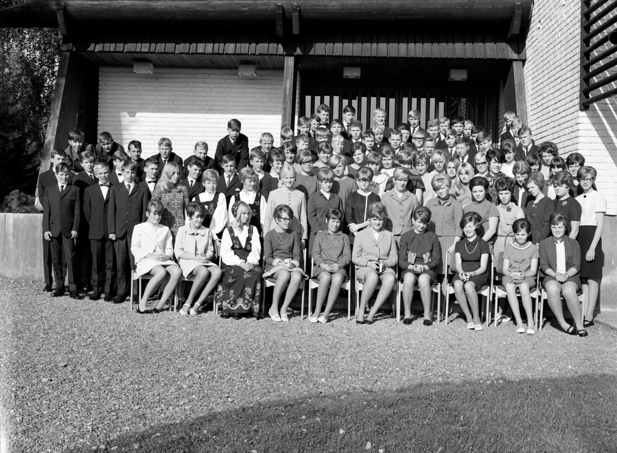 Konfirmasjon Brumunddal. Overhøring. 24. 09. 1967. Brumunddal kirke. Prest Carl Magnus Sjøgren. 
Konfirmanter i Brumunddal kirke 1967. 
Marit Helene Alderslyst, Britt Irene Andersen, Bente Alstad, Eva Andreassen, Grete Bakken, Randi Elisabeth Bakken, Wenche Bergaust, Liv Elisabeth Bjønnes, Jorun Margrethe Bye, Arnhild Børke, Britt Henriette Elvsveen, Lill Reidun Engeskaug, Torill Evensen, Ingrid Flaten, Liv Berit Hagelund, Britt Havik, Margret Helset, Ingun Jakobsen, Rakel Ruud Johansen, Målfrid Olga Johnskås, Marianne Karlsen, Reidun Kristiansen, Ragnhild Johanne Kroken, Anne Lise Larsen, Ranveig Lillesveen, Mona Linnerud, , Berit Helene Lundby, Else Grethe Løland, Vigdis Løvlien, Kristin Mikkelsen, Bjørg Nysæther, Bente Pedersen, Lilly Pedersen, Solvår Simensen, Marit Skår, Inger Margrethe Smalberget, Wenche Solhaug, Sidsel Storihle, Anne Brith Strømsrud, Marianne Svieverud, Randi Stubberud, Anne Thingelstad, Brit-Eva Vegsundvåg, Solvår Viken, Ellinor Young, Torolf Baugen, Frode Bergh, Stig Oddleif Johnsen Blindheim, Joar Bru, Jon Dalby, Ole Bjørge Dolva, Jan Einbu, Arnfinn Evensen, Knut Ole Evensen, Anders Flaten, Kjell Grøntoft, Martin Haave, Johnny Henriksen, Claus Holtan, Egil Martinsen Høiby, Thorleif Bjelde Jensen, Tor erik Jonsdal, Kjell Kilanger, Fred Håkon Kvarstad, Trond Roland Langmoen, Leiv Larsen, Oddmund Lauvdal, Frode Lillehovde, Dag Rune Løvberg, Johnny Mathisen, Rune Midgard, Erik Mostue, Ragnar Olafsen, Willy Nilsen, Frode Haave Olsen, Bjørn Tore Ottesen, Håvard Sameien, Odd Willy Bjørdal Sandbakken, Knut Bredo Simensen, Bjørn Solberg, Svein Erik Søberg, Morten Sørum, Jan Viggo Thorsen, Terje Thomassen, Philip Troye, Kurt Steinar Tyskeberg, Anders Vardeberg, Oddvar Wiken, Svein Erik Wiken, Jørn Wroldsen, Stein Eldar Ødegaard, Arne Nicolai Aas. 