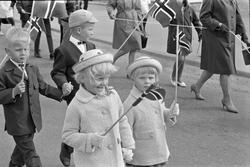 17. mai i Brumunddal 1968. Barnetoget. Heidi Søbakk (til ven