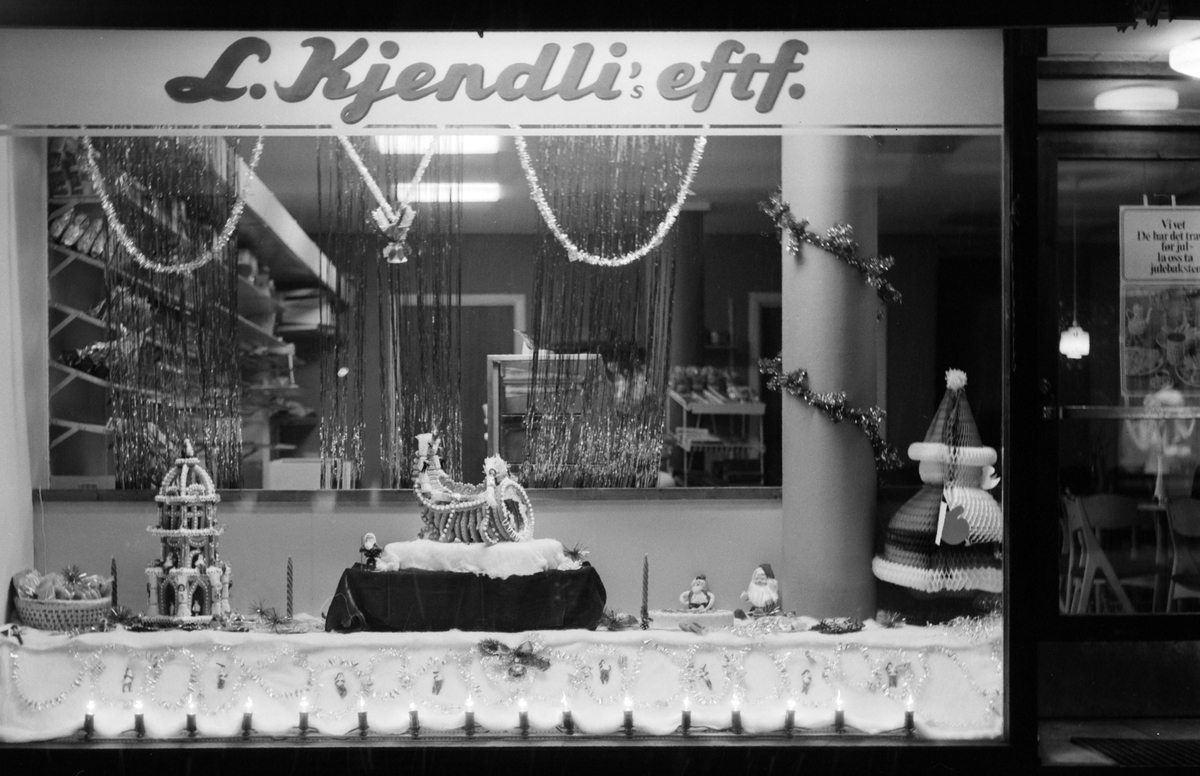 Baker L. Kjendlies Eft. Utstillingsvindu, juleutstilling, kaker. Innehaver Skaare Botner. 