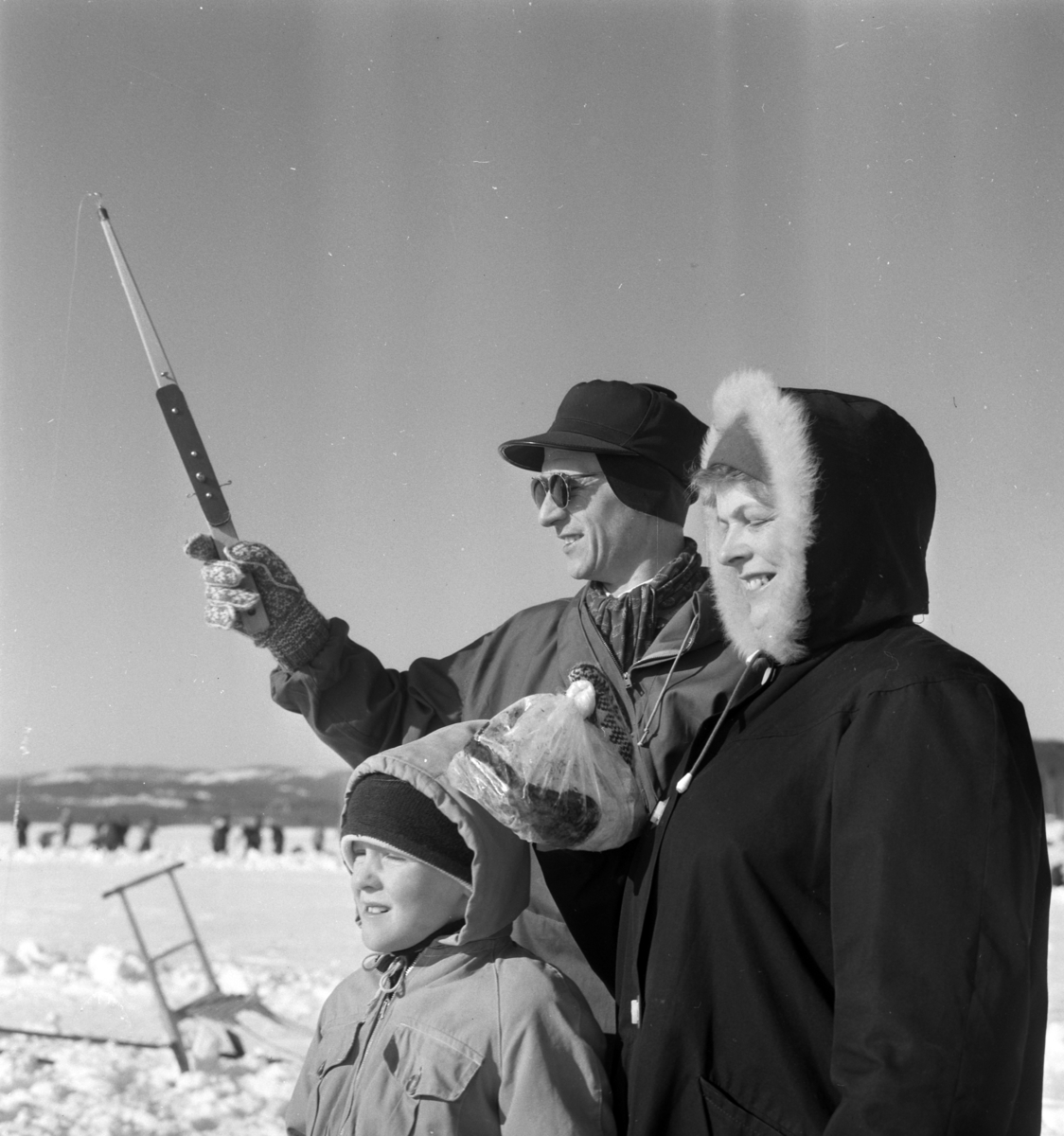 Pilkekonkurranse utenfor Strandsaga i Brumunddal 09. 03. 1958. Fiskekonkurranse på Mjøsisen. Isfiske. ukjent pilker. 
Premier i pilkekonkurransen var bla. en bil, Skoda 1958 modell, motorsykkel, kjøleskap, reiseradio. Se. Na-00293-31 og Na-00293-32 for flere opplysninger. 