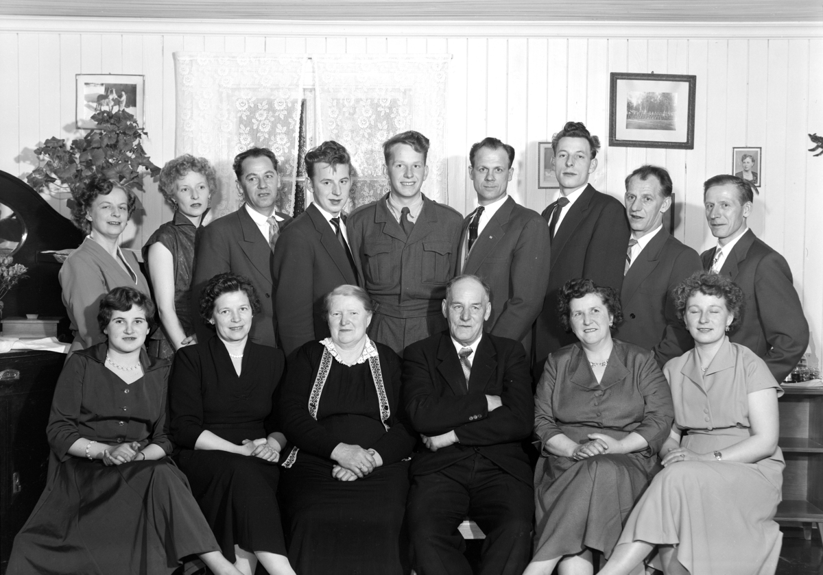 Familie gruppe 15 personer. Agnes og Petter Nyhagen med familie, fotografert på Petters 70-års dag den 29. 03-1958. Slettvold. 