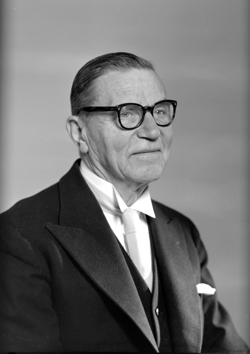 Lensmann Reidar Windju Halvorsen (1884-1969). Han var lensmann i Ringsaker i mer enn 30 år. I fra 1913 til 1940 og i fra 1945 frem til 1950. Han var også styreformann for Moelven Brug fra 1923 til 1964. I 1954 ble han slått til ridder av St. Olav.