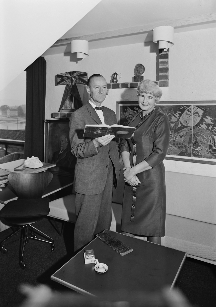 O. Wiik i Torggata 32, Hamar. Gunnar Wiik og Eva Wiik. Foto tatt i forbindelse med firmaets 75 års-jubileum.