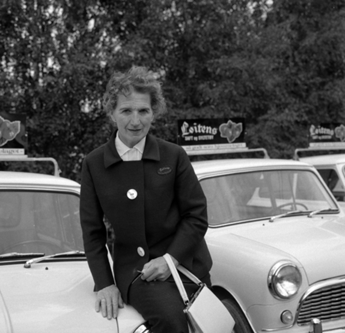 Løten. Løiten Brænderi, Saft- og konservesfabrikk, kvinnelige salgsrepresentanter med egne biler av merke "Austin" fra British Leyland, "Løitens saft og syltetøy - så godt som hjemmelaget",