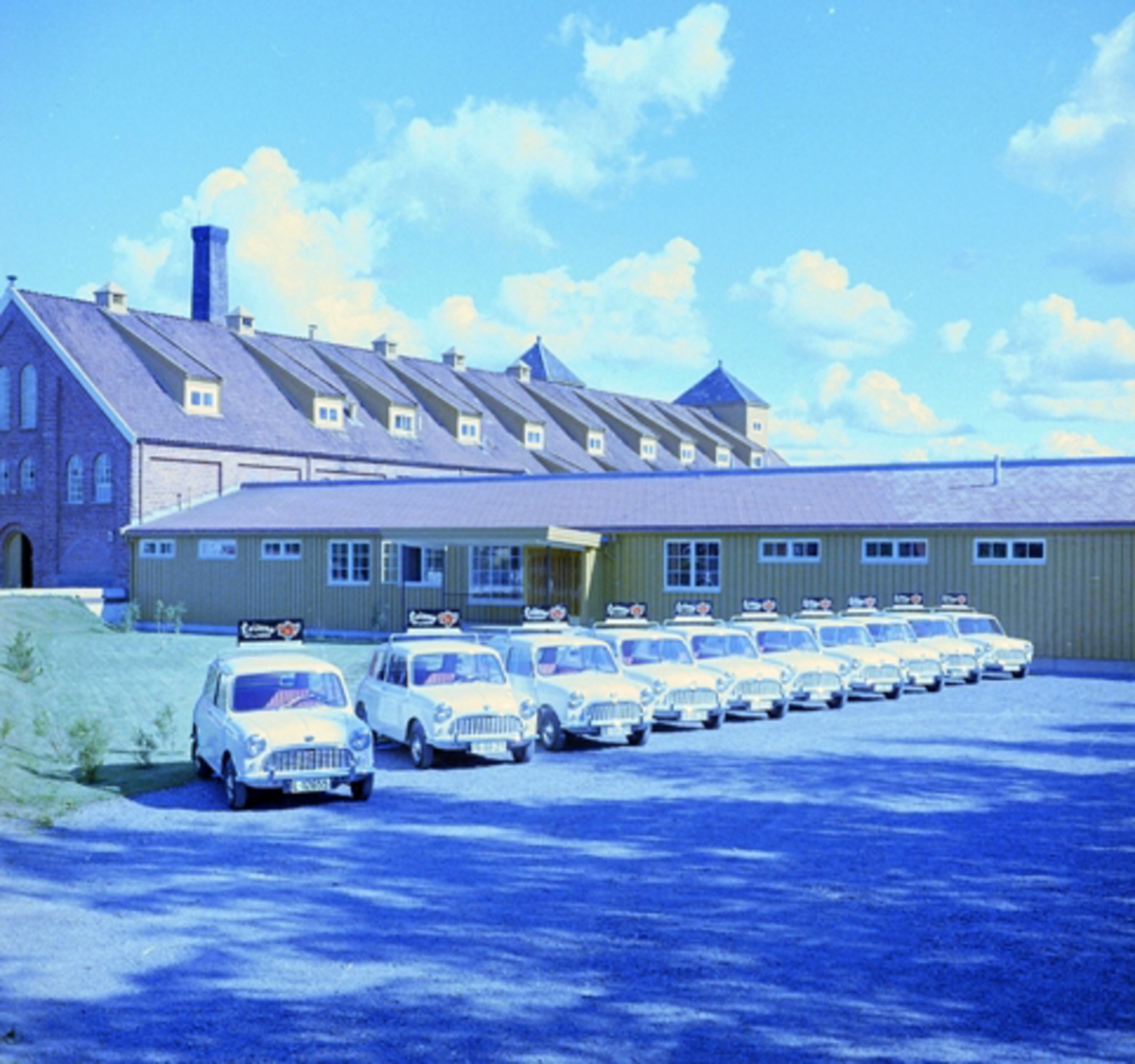 Løten. Løiten Brænderi, Saft- og konservesfabrikk, biler av merke Austin med reklame, "Løitens saft og syltetøy - så godt som hjemmelaget",