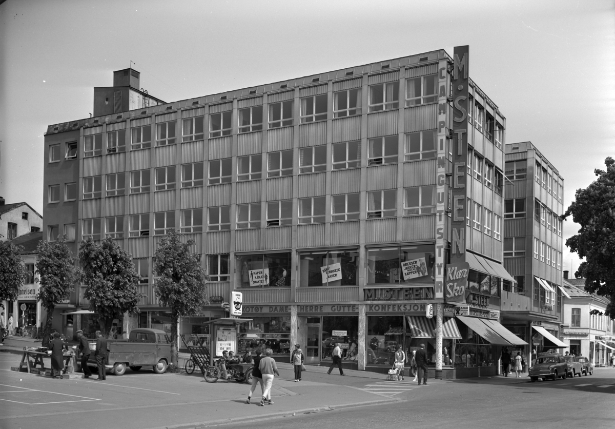 M. Steen bygget i Strandgata 71, Hamar. "Casa Blanca". Bygget ble tegnet av arkitekt Rolf Prag.
