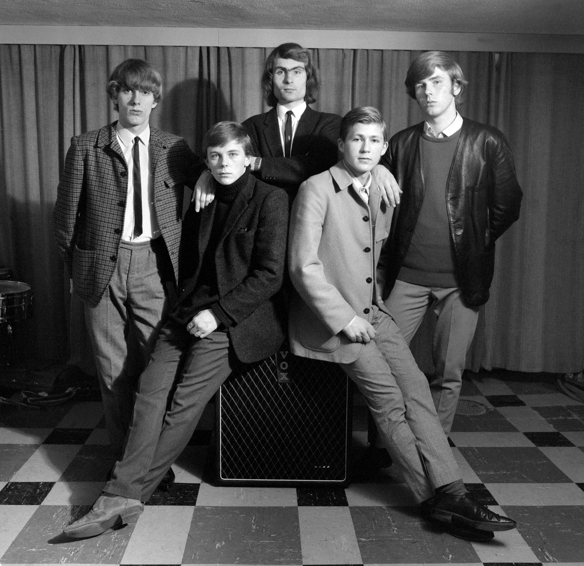 THE KNOCKABOUT TONES, ROCKEGRUPPE, POPORKESTER, INSTRUMENTER, BAND, HAMAR, 1966. Fv: Tor Halvorsen (trommer), Bjørn Hval (sologitar), Helge Høgetveit (rytmegitar), Reidar Nordby jr. (orgel) og Åsmund Snortheim (bass). 