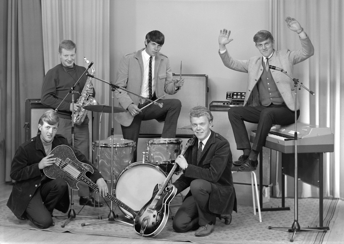 The String Riders, Popband, Danseorkester, Veldre, Brumunddal, Foran fra venstre: Marvin Paulsen Bass, Knut Midtbruket Gitar, Bak. Fra venstre: Tor Arne Eriksen Saksofon, Anders Berge Trommer, Tormod Johansen Orgel, spilte til dans på Hedemarken og Østerdalen