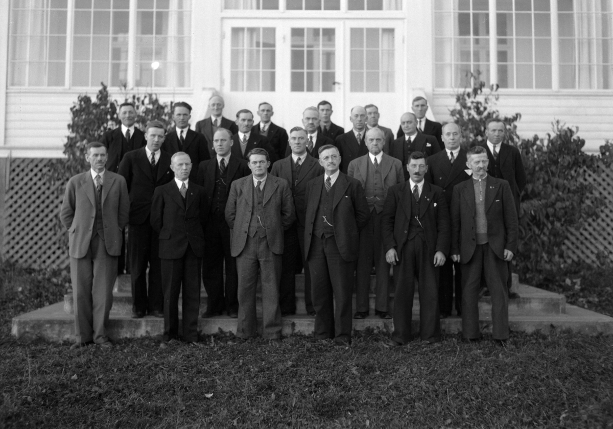 Ringsaker, Tingnes, Nes Herredsstyre. Gruppe menn, ved Jon Angell Bakken