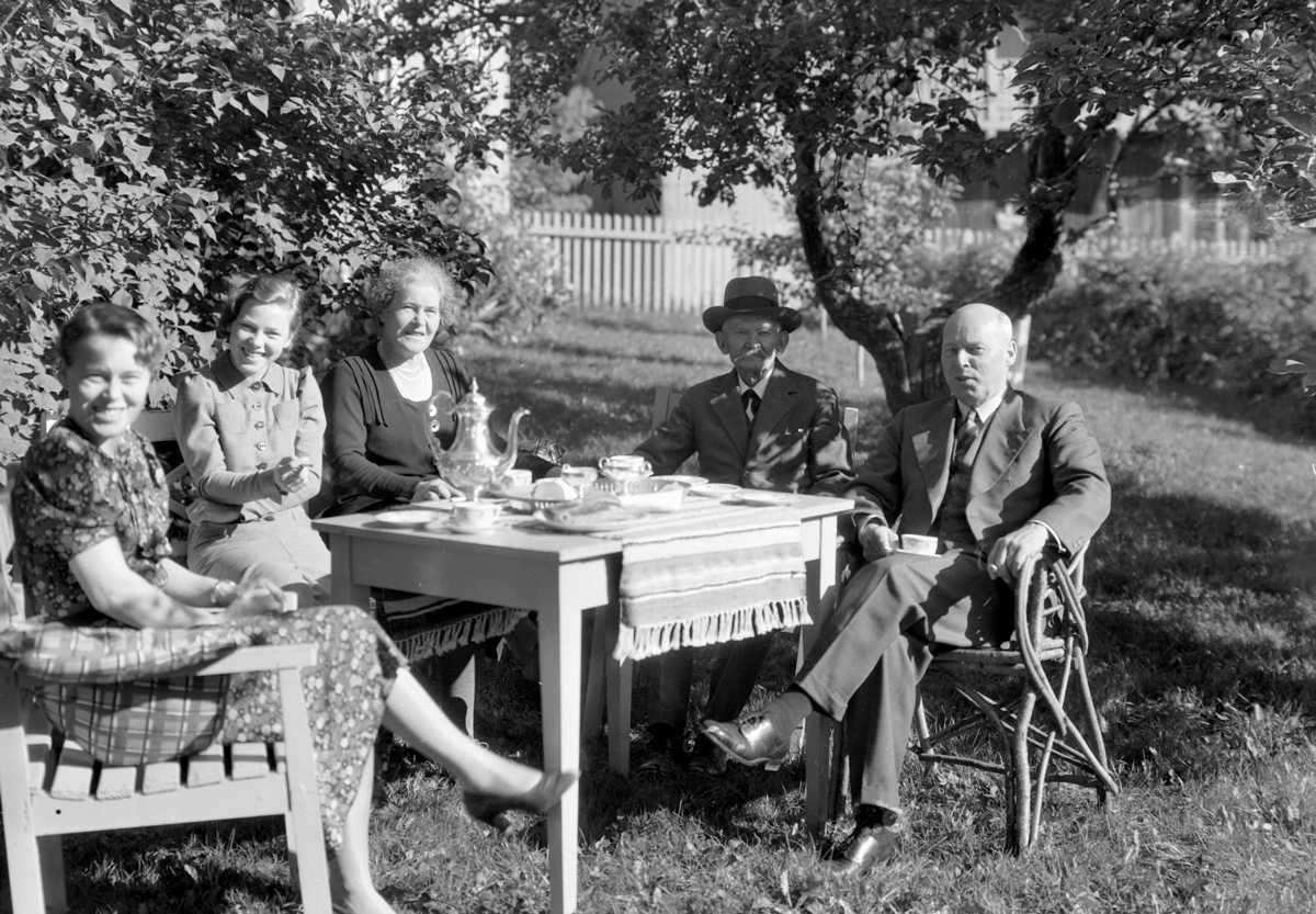 Hamar, Statsråd Christian Fredrik Monsen (1878 -1954)  Norsk politiker for AP, stortingsrepresentant fra 1922 til 1949, stortingspresident 1945 til 1948 og forsvarsminister i tre perioder. Fru Aasta Monsen (1884-) sitter i midten. Familiegruppe i hagen, døtre: Randi Monsen (1910-) og Aase Monsen (1911-) far og bestefar Ludvig Monsen bak til høyre,