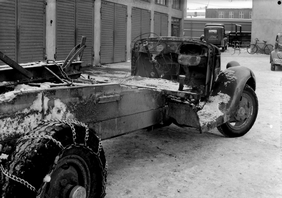 Hamar, Enggata 34, Oplandske Automobilforretning, etablert i 1923, bilforhandler av Ford i Hamar, Tidligere: Oplandske Automobilforretning & Reparationsverksted, kollisjonskadet lastebil Ford V8 1937 modell med reistreringsnummer D-4291.