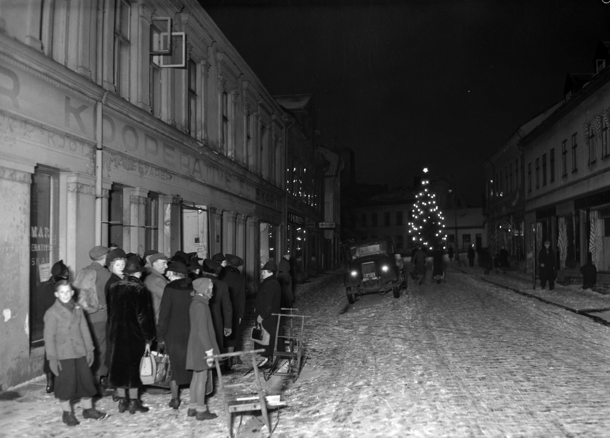 Hamar, Torggata 52 , julekø 23. desember 1943 kl. 07- 07.30 foran Hamar Kooperative for å kjøpe mat, rasjonering under 2. verdenskrig, vinter, juletre på Triangelen i bakgrunnen,