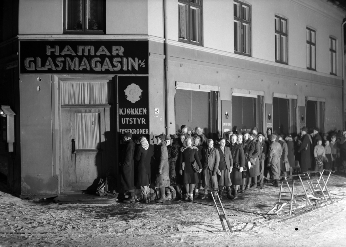 Hamar, Strandgata 45, julekø 23. desember 1943 kl. 07- 07.30 foran Hamar Glassmagasin for å kjøpe julegaver, rasjonering under 2. verdenskrig, vinter, sparkstøtting,
