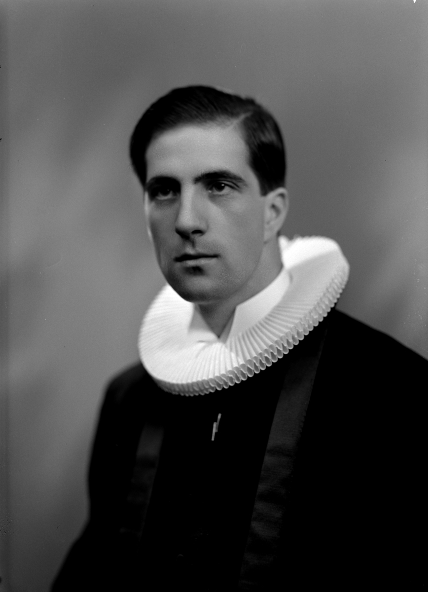 Flisa, Åsnes kirke, portrett pastor Arvid Foss (1912-1979) (Arvid Christian Foss) vikarprest i Hamar bispedømme, hjelpeprest i Solør 1937-1939