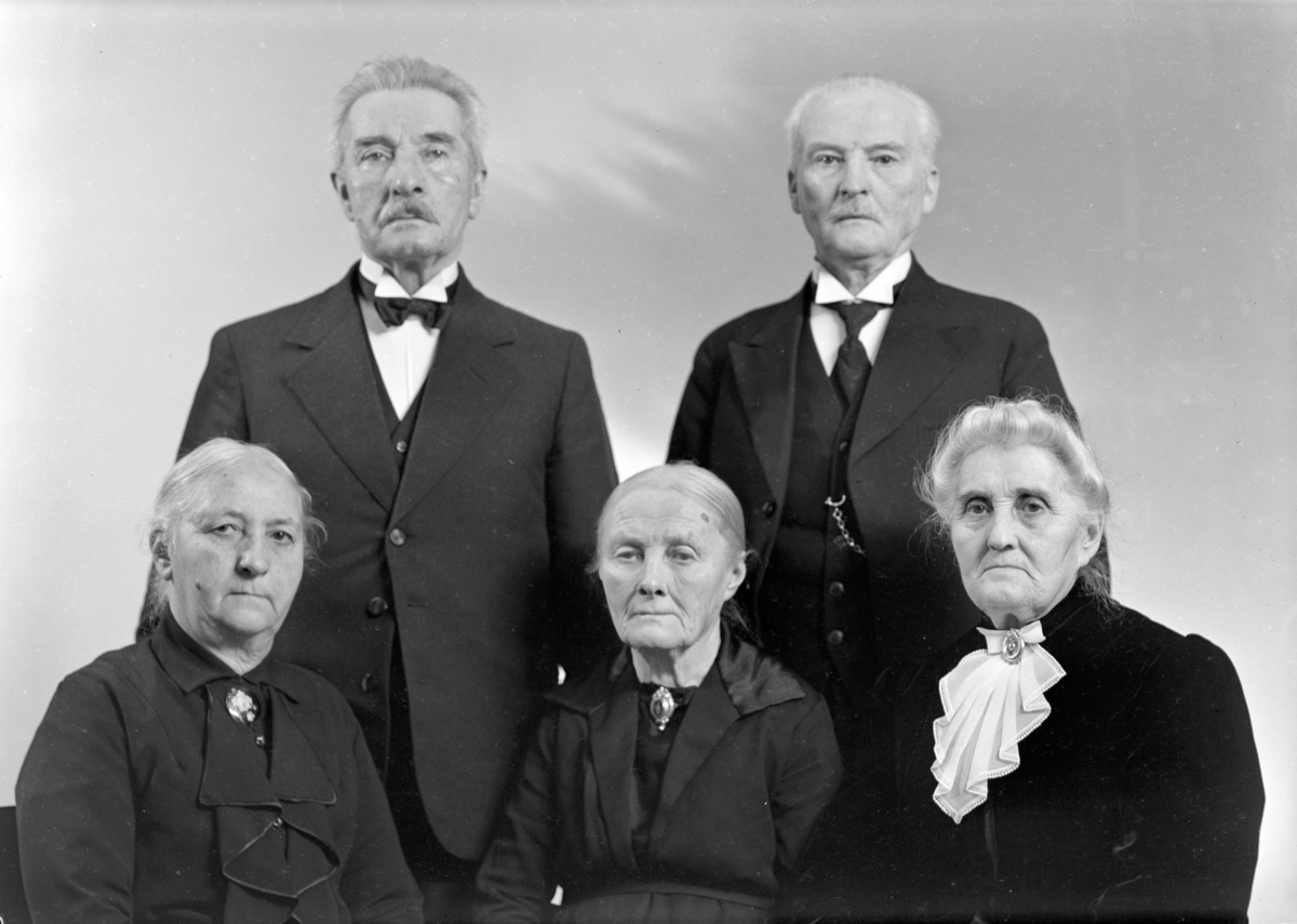 Hamar, familiefoto, bak fra venstre: kjøpmann Even Godager (1859-1942), Jens Godager (1860-1951). Foran fra venstre: Thora Julie Godager født Ebro (1872-), Marthe Godager (19.01.1855-20.12.1946) på Norstad i Ottestad, gårdeier og forretningskvinne Pernille Godager (1856-1948). (Thora gift med Even Godager) ellers 4 søsken på foto,